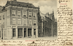 604462 Gezicht op de voorgevel van het huis Schoolstraat 28 te Utrecht met rechts de Ambachtsschool (Schoolplein 28b).